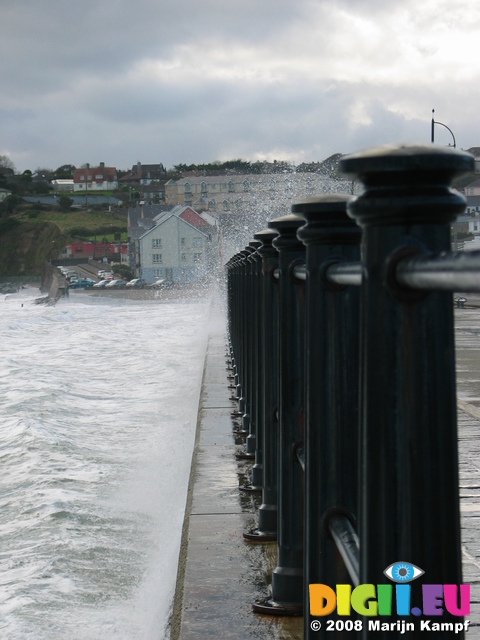 25546 Spray at quay